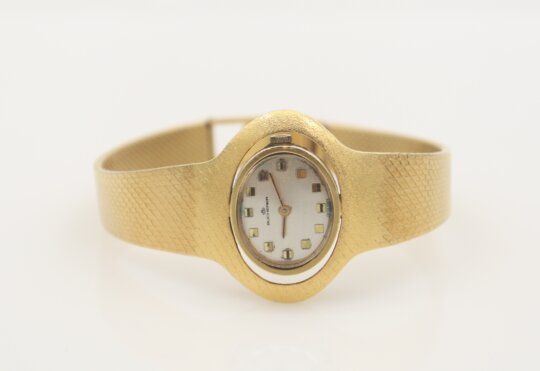 124: Bucherer 18K gold lady's wristwatch