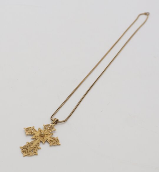 151: An 18K Gold Filigree Cross Pendant with Chain