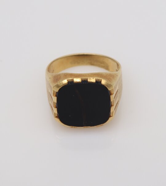153: An 18K Gold and Onyx Gentleman's Ring